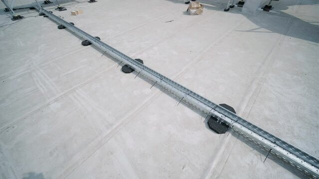 The cable is laid on the roof of the production premises.