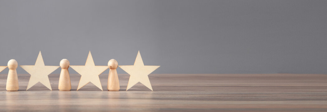 Wooden human figures with stars. Best customer evaluation and satisfaction