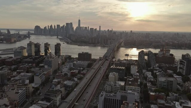 Panoramic view Williamsburg Bridge against backdrop vibrant sunset across East River is sight to behold from Brooklyn