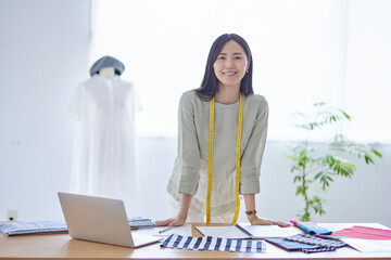働く20代の日本人ファッションデザイナー