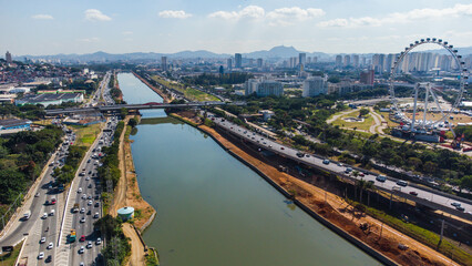 Marginal Pinheiros em São Paulo com visão do Rio Pinheiros e das vias de trânsito vista do alto. 
