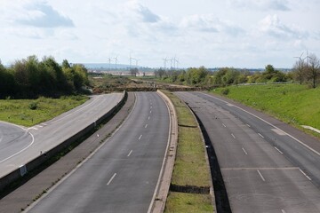 Ende einer Autobahn mit Windr&auml;der am Horizont 