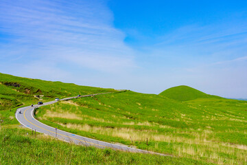 【熊本県】阿蘇の雄大な草原に延びる阿蘇パノラマライン
