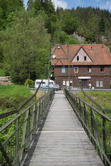 Eine Brücke über die Murg im Schwarzwald