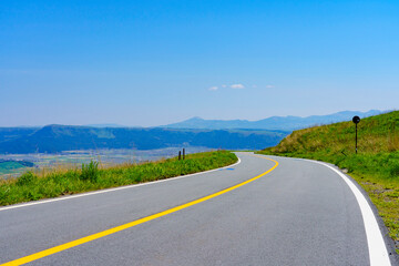 【熊本県】阿蘇の雄大な草原に延びる阿蘇パノラマライン
