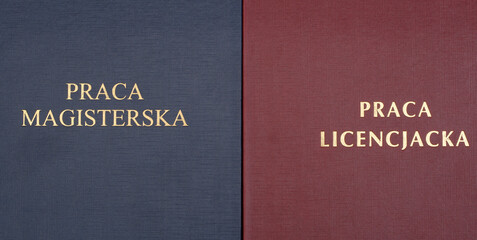 Polska praca magisterska i licencjacka leżące obok siebie w twardych oprawach - obrazy, fototapety, plakaty