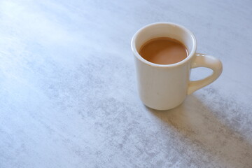 朝に美味しいミルク入りのコーヒー