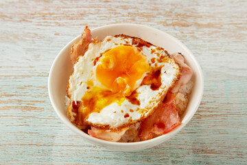 ベーコンエッグ丼