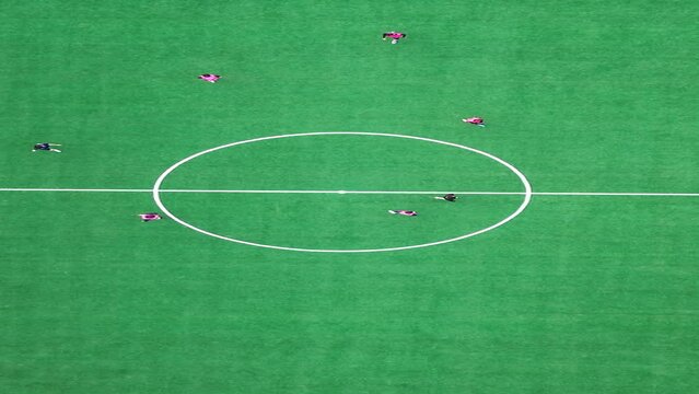 선수들이 분주히 공을 따라 뛰어다니는 대학교 축구경기장