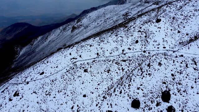 Toma a&eacute;rea de escalada en el volc&aacute;n Iliniza Norte con dron en un d&iacute;a nevado