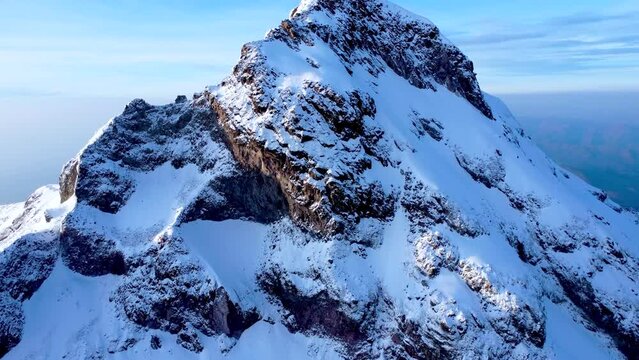 Toma aérea de volcán Iliniza Sur con drone en un día nevado y cumbre