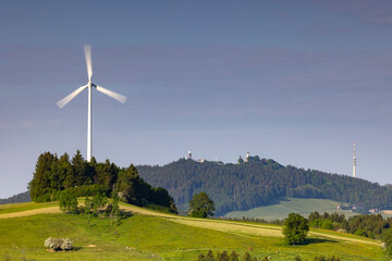 Alleinstehendes Windrad in Peiting, Bayern