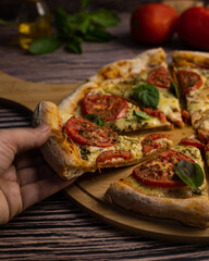 Segurando fatia de Pizza margueritta