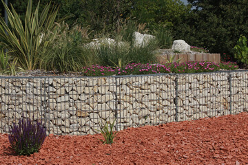 Gabion de galets dans un espace vert	