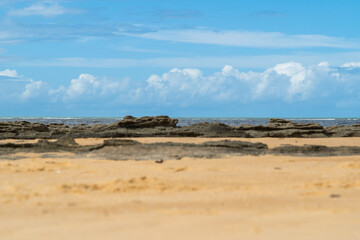 Praia ensolarada caraíva, bahia, brasil. bonitas nuvens e ondas calmas