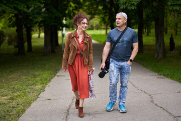 Fototapeta premium Photographer with his mature model in the park