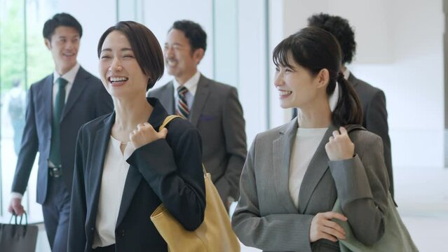 出勤するビジネスマンたち
