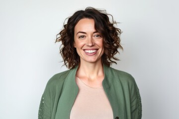 Obraz premium Portrait of a happy woman smiling at the camera over white background