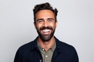 Obraz premium Medium shot portrait photography of a cheerful man in his 30s that is wearing a chic cardigan against a white background . Generative AI