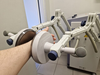 Electromagnetic field theraphy for injured hand