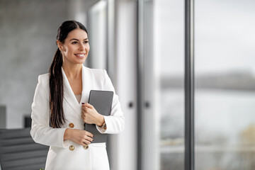 Obraz na płótnie Canvas Businesswoman holding tablet in modern office