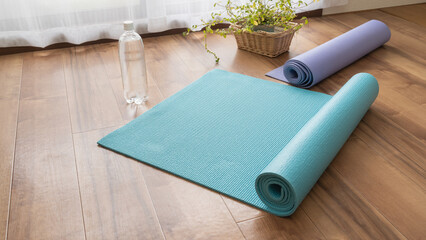 ヨガマットとペットボトルの水