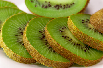 Acercamiento de rebanadas de kiwi en plato blanco