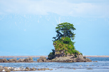 海に大きな岩が浮かんでいる景色 高岡雨晴海岸 A view of a large rock floating in...