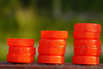Nakrętki do butelek pet - czerwone nakrętki, recykling, ekologiczne wykorzystanie nakrętek