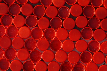 Nakrętki do butelek pet - czerwone nakrętki, recykling, ekologiczne wykorzystanie nakrętek