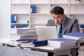 Obraz premium Young male employee working in the office