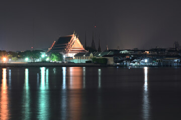 Fototapeta na wymiar The temple landscape on the Chao Phraya River in Bangkok at night.