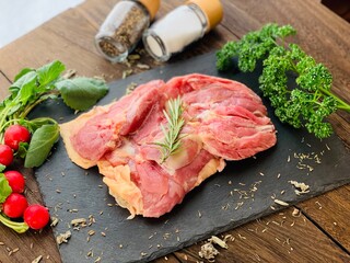 極上地どりのモモ肉