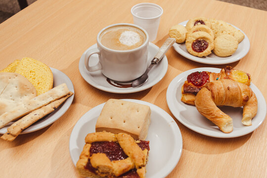 Caf&eacute; expr&eacute;s acompa&ntilde;ado con confituras y panificaci&oacute;n: facturas, media lunas, galletas de membrillo, pasta trola, pan casero