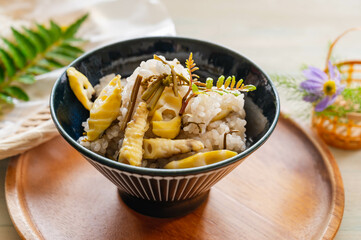 春の味覚　山菜のおこわ