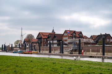 Blick auf die Altstadt Hitzacker (Elbe) mit Fachwerkhäusern aus Backstein und dem Hafen an der...