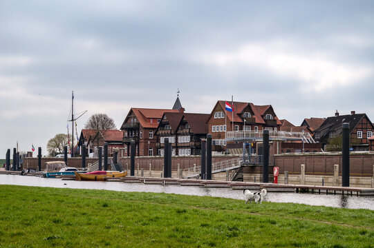 Blick auf die Altstadt Hitzacker (Elbe) mit Fachwerkh&auml;usern aus Backstein und dem Hafen an der Elbe, Landkreis L&uuml;chow-Dannenberg in Niedersachsen, Deutschland