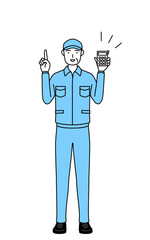 電卓を持って指さす帽子と作業着姿のシニア男性（経営者、管理職、上司）