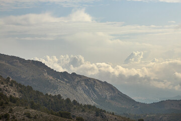Paisaje con nubes cumulonimbus de las montañas de Cocentaina desde el Alt de les Pedreres en Alcoy, España