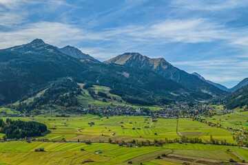Lermoos im Tiroler Außerfern vor der Kulisse der Lechtaler Alpen
