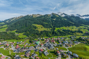Hirschegg vor der imposanten Kulisse der Kleinwalsertaler Berge
