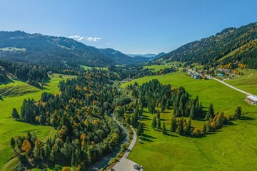 Sonniger Herbsttag im Balderschwanger Tal im Oberallgäu - Ausblick gen Gschwend und Bregenzerwald
