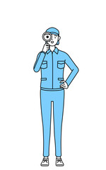 虫メガネをのぞく帽子と作業着姿のシニア女性（経営者、管理職、上司）