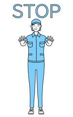 ストップの合図、体の前に手を突き出す帽子と作業着姿のシニア女性（経営者、管理職、上司）