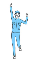 笑顔でジャンプする帽子と作業着姿のシニア女性（経営者、管理職、上司）