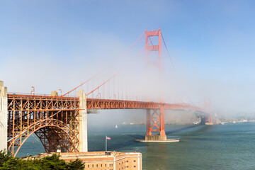 Naklejka premium Golden Gate Bridge covered by clouds