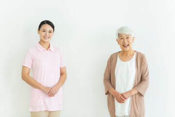 シニア女性と介護士