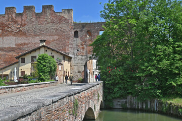 Fototapeta na wymiar Castelfranco Veneto, le antiche mura e torri della città - Treviso 