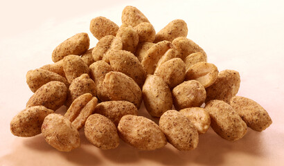 Erdnuesse gepfeffert