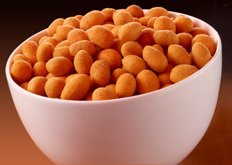 Erduesse in weisser Porzellanschale